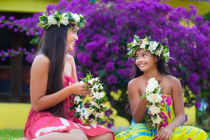 Locals conversing in Cook Islands Māori