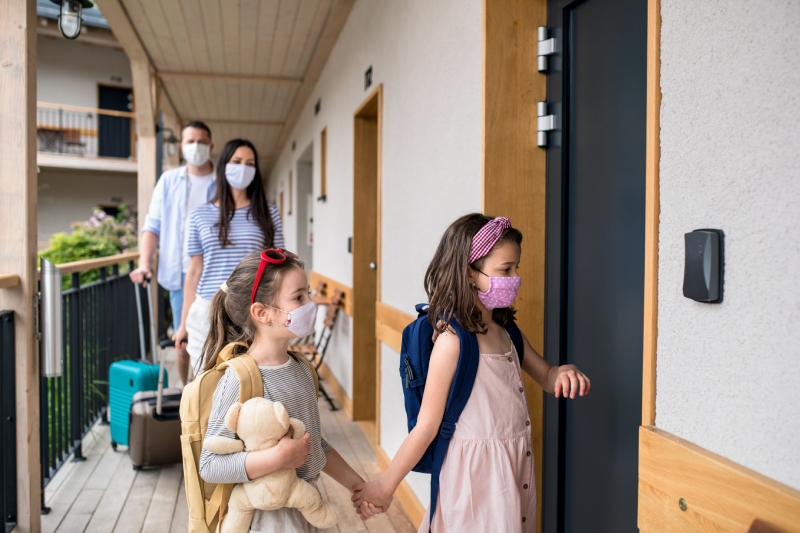 Travelling with children - at the hotel with masks